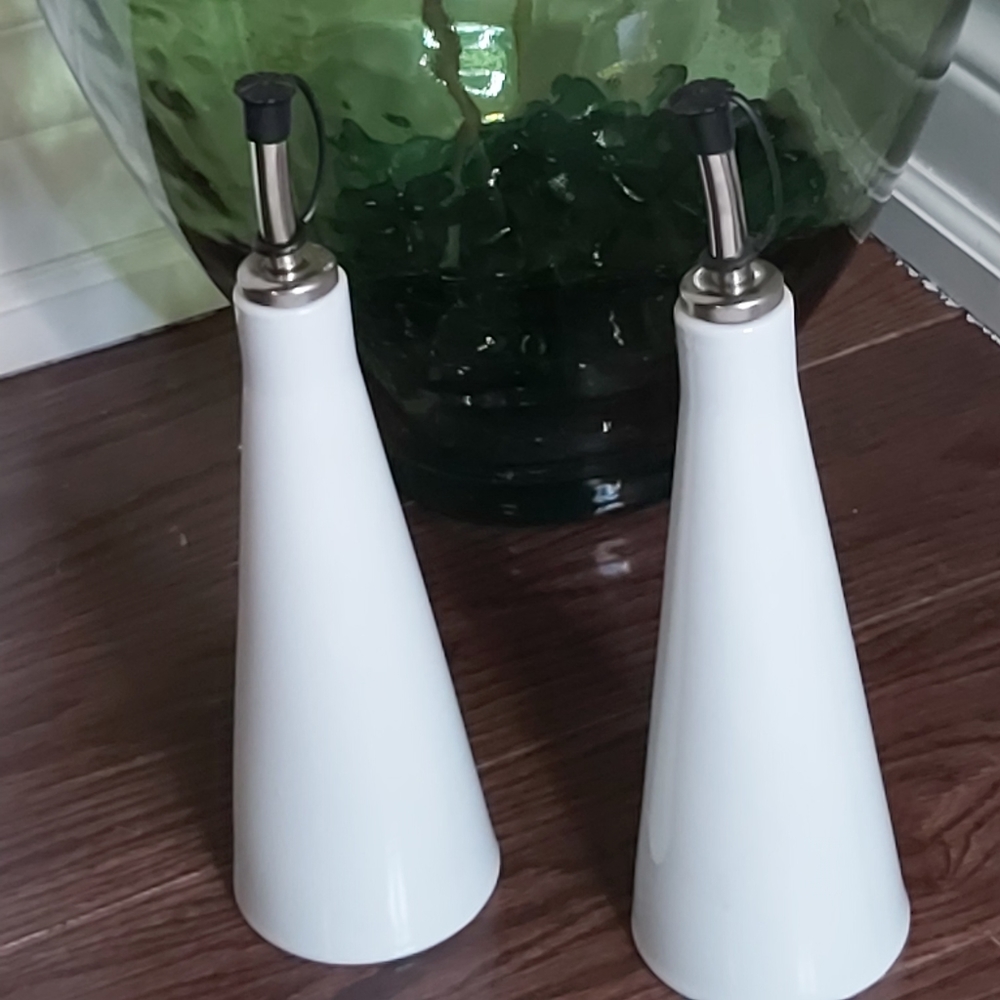 Oil pouring bottles